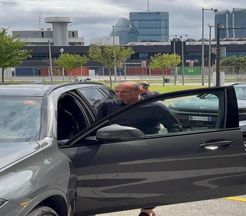 跟队记者：米兰引援会议已经结束，阿莱格里离开会场