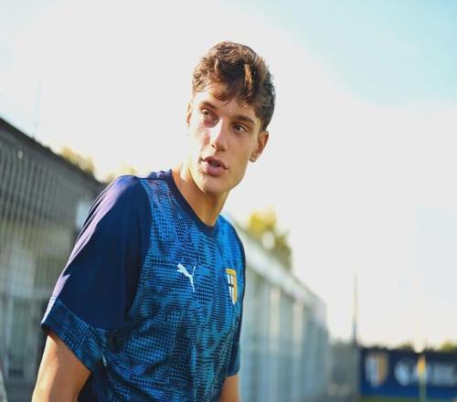 意天空：利物浦关注18岁后卫莱奥尼，帕尔马要价3000万欧元