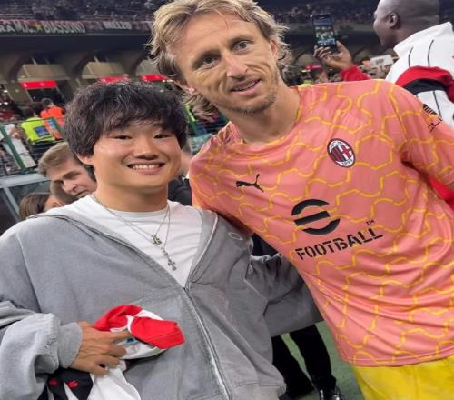 角田裕毅现场观赛获赠AC米兰22号球衣，并与莫德里奇合影