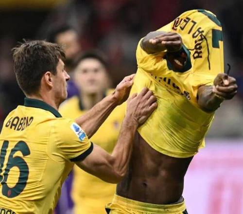 意媒丨莱奥脱衣庆祝被加比亚拦截