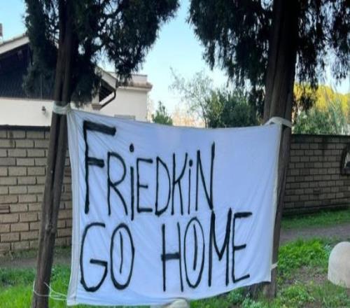 不满高层,罗马球迷在酒店外挂横幅:弗里德金回家去吧