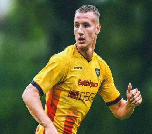 莱切主帅：卡马尔达对失点感到失望，我们需要为他加油