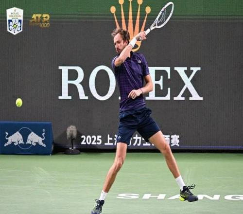 梅德韦杰夫21艰难击败勒纳钱，跻身上海大师赛男单八强