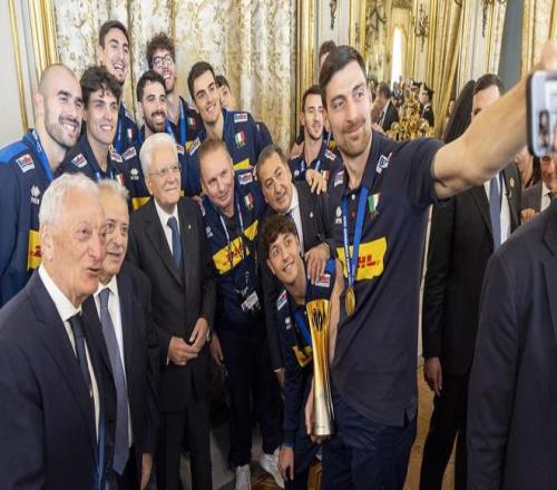 男女排世锦赛冠军意大利队接受总统、总理接见，并赠送球衣