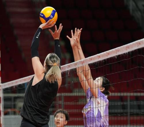 恭喜！中国女排2米巨头复活，联手李盈莹冲冠，赵勇明年召回她