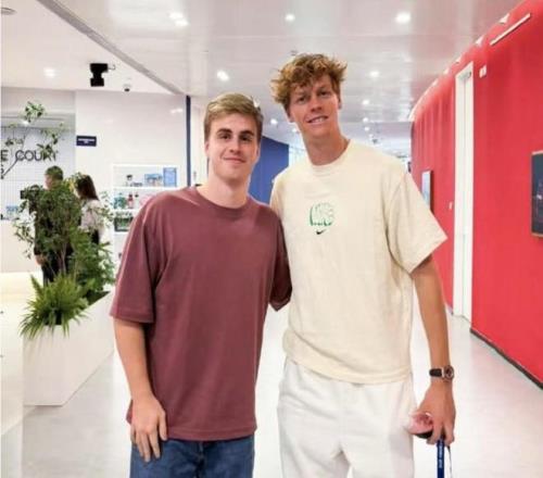 郑钦文迎来复出首战，莫雷加德作为嘉宾将为本场比赛挑边