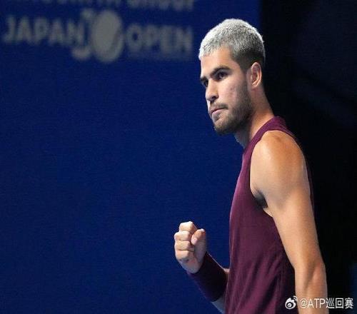 东京站首轮：阿尔卡拉斯20击败巴埃斯，收获开门红