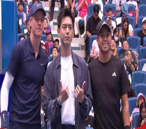 演员李现为中网男单决赛挑边，并与辛纳和勒纳钱合影留念