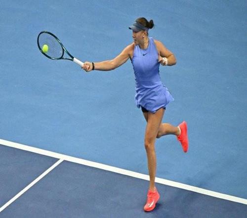 阿尼西莫娃21逆转穆霍娃，职业生涯首次闯入中网八强