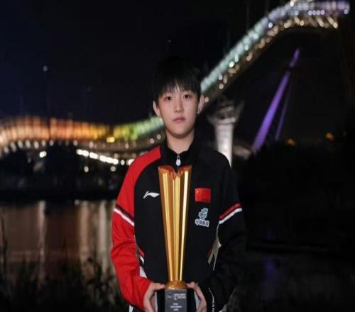 新版孙颖莎来了！中国女乒13岁小魔王崛起豪夺3连冠：又萌又能打
