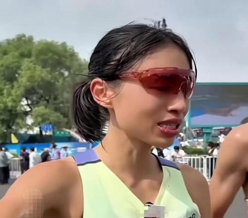 “最快女护士”就哭诉调休难致歉！称痛悔未感激领导反招误解