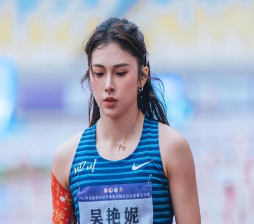 12秒90强势夺冠！吴艳妮创赛季最佳：连破13秒+霸气摊手庆祝