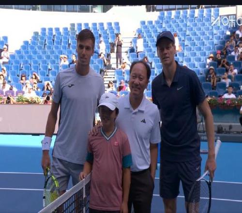 大满贯冠军张德培现身中网，为辛纳VS马洛桑比赛挑边