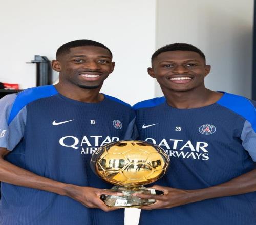 载誉归来，登贝莱携金球奖返回巴黎基地，与全队分享荣誉