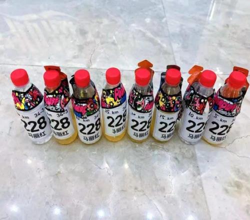 马拉松比赛中，精英选手的补给被其他跑者拿走，该怎么办