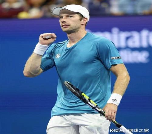 输球愤怒摔飞球拍险砸中球迷引发众怒，网友：请严惩范德尚舒普