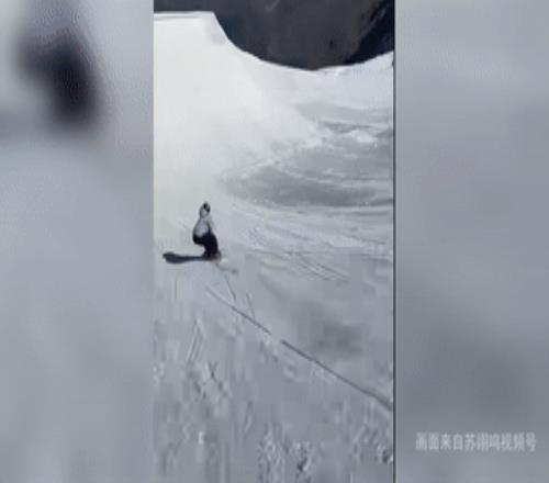 苏翊鸣完成世界首个单板坡障“背靠背”1980度空翻动作