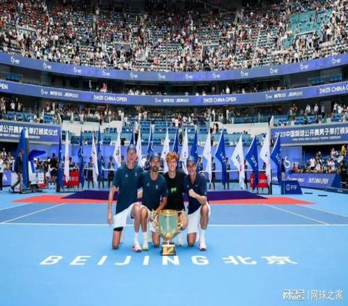 辛纳摧毁黑马神话被称打了一场无聊决赛，钱先生不服哥表情来救场