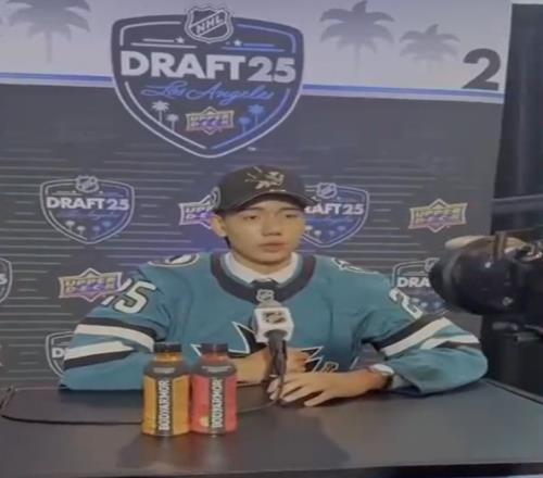 王浩西:希望中国冰球越来越好,有更多中国人能够进入NHL 王浩西:希望中国冰球越来越好,有更多中国人能够进入NHL