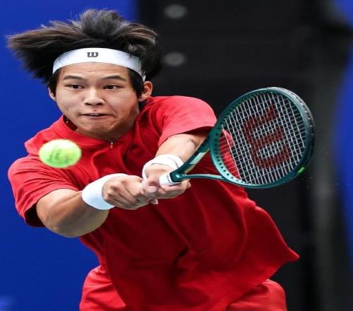 中国小将周意21逆转英国选手诺里，晋级ATP250成都站次轮