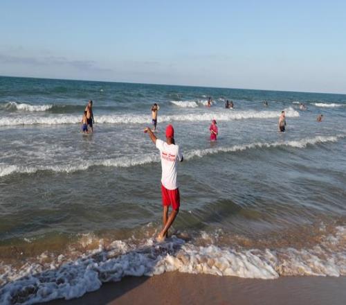 海边游泳如何应对离岸流