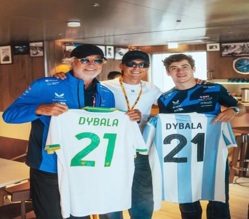 F1荷兰站期间，迪巴拉拜访Alpine车队P房并与科拉平托合影