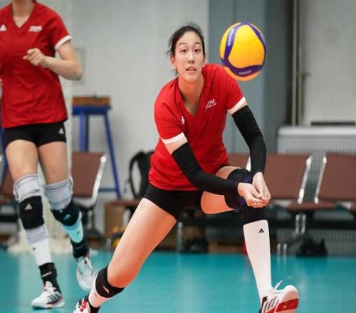 恭喜！中国女排17岁1米93接应新星上位：出征当龚翔宇完美替身