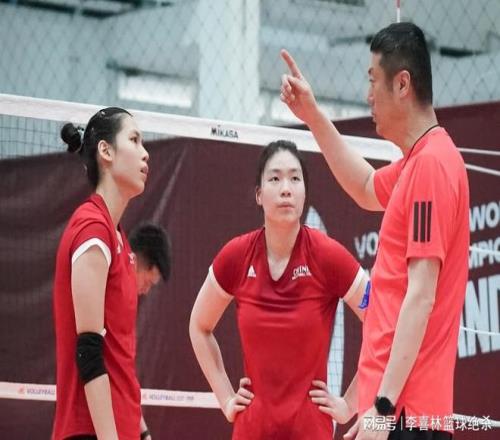 对决法国！中国女排备战淘汰赛曝光：赵勇指点庄宇珊，李盈莹微笑