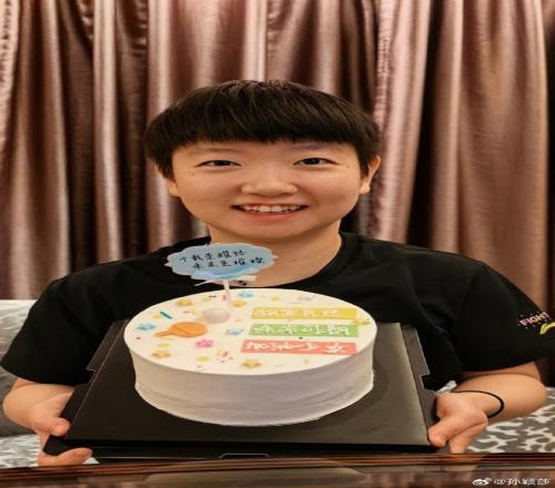 孙颖莎纪念国家队10年：保持热爱，未来还有更多山峰等待攀登