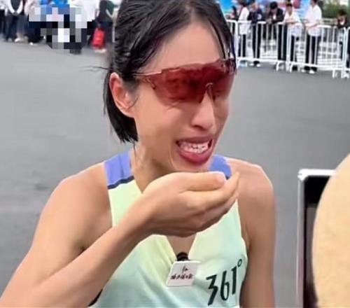 “最快女护士”哭诉调休难，跑友发声！主办方称未给其发奖金