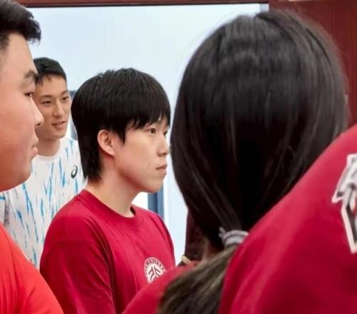 恭喜！王楚钦入学北大：开红色大G+唱校歌，同学们忙拍照