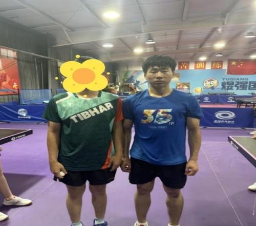 朝鲜乒乓球队队员在北京训练，金琴英、李正植在列