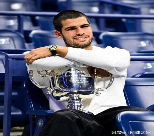 微笑的力量：阿尔卡拉斯追逐全满贯的快乐哲学