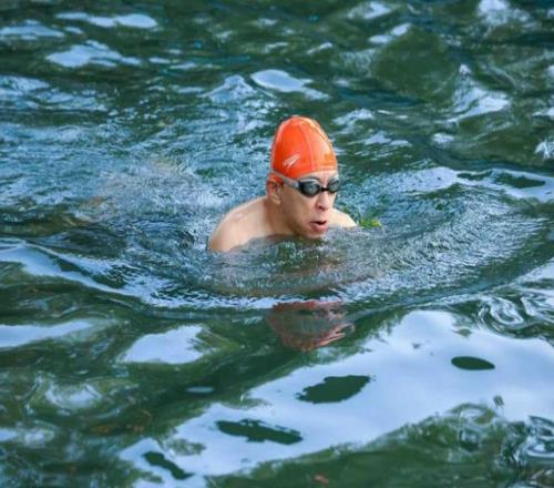 张朝阳现身颐和园游泳训练备战汕头南澳岛横渡挑战