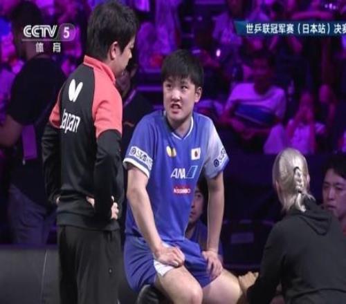 张本智和末局42叫医疗暂停，随后114大比分战胜王楚钦