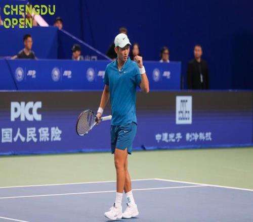 ATP成都站首轮：卫冕冠军商竣程21击败博格斯，取得开门红
