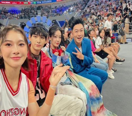 梦幻联动，吴艳妮晒和姚明、库兹马、杰伦布朗等人的合影