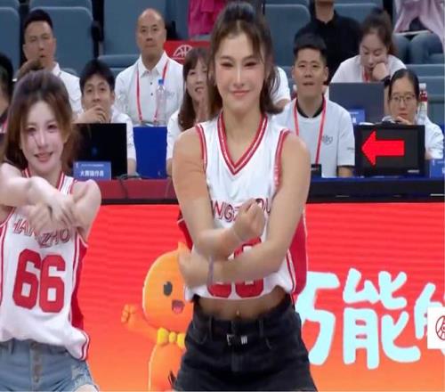 吴艳妮出席姚基金慈善赛客串啦啦队长，与刘畊宏热舞