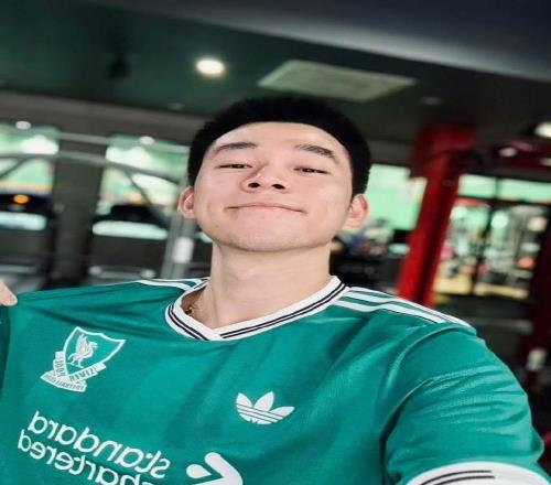 昆拉武特更新社媒，身穿最新款利物浦二客球衣