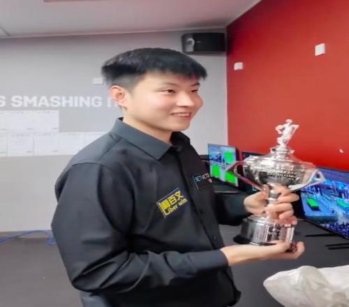 赵心童三杆破百40速胜晋级，赛后拿到了复刻版世锦赛奖杯