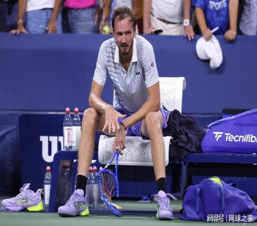 梅德韦杰夫收到巨额天价罚单，这一趟美网直接白来了