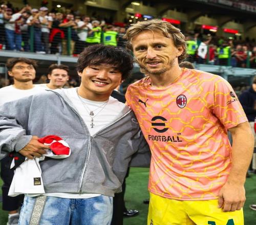 F1车手角田裕毅现身圣西罗：与魔笛合影，并在场边秀脚法