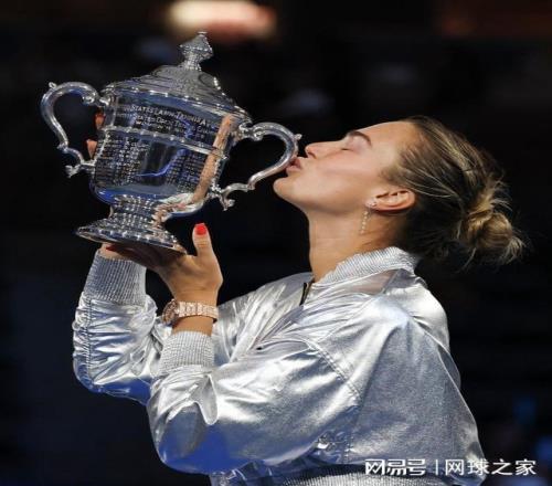 从发布会喝酒到让男同事扮自己，萨巴伦卡是献瓜女王还是榜样女郎