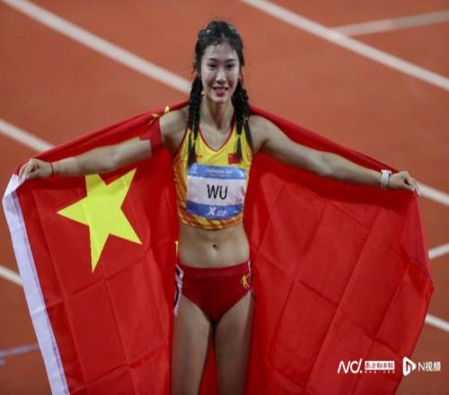 吴艳妮在2023年成都大运会女子100米栏比赛中摘银。南都、N视频记者 黎湛均 摄