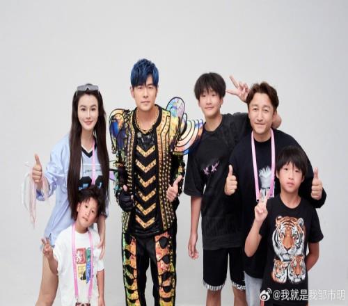 邹市明晒与周杰伦合照：我右拳打开了天，化身为龙！接唱！