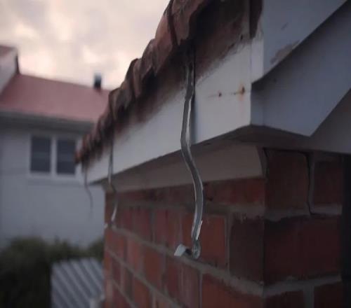 屋檐下的雨水槽都被整个拧下来了