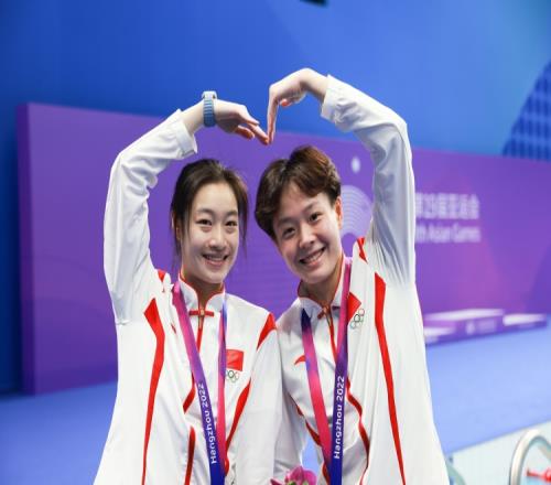 跳水世界杯：中国队陈艺文、昌雅妮夺得女子3米板双人跳水金牌
