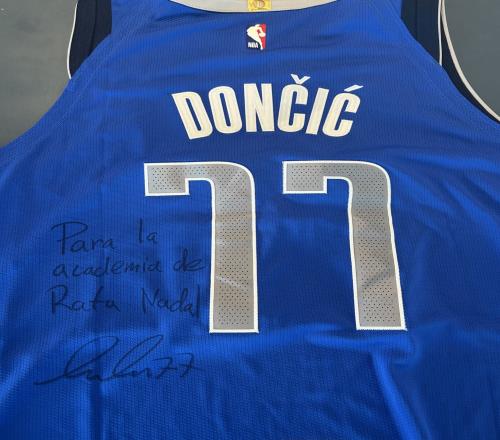 纳达尔博物馆获赠东契奇独行侠球衣后湖人：换件新的