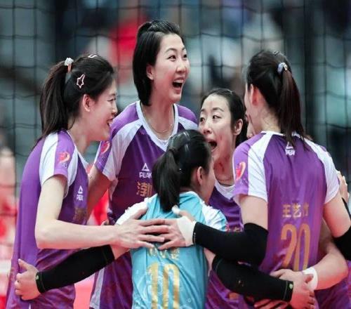 2米王牌缺席，女排三巨头冲连冠：对决龚翔宇，美女二传成关键