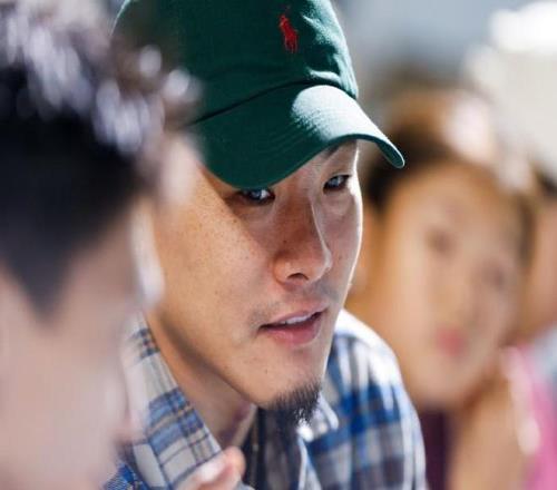 王大雷观战宁波网球公开赛女双决赛，萨姆索诺娃组合夺冠